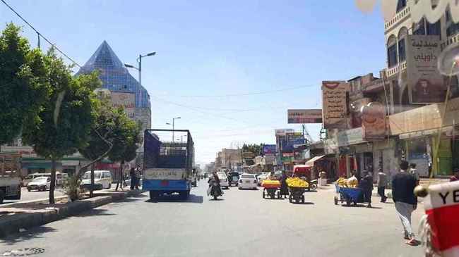 بالصورة .. أخ يطرد أخته ويجبرها على النوم على الرصيف في تعز .. والسبب صادم