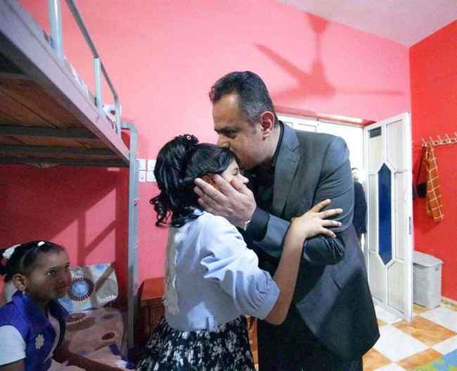 رئيس الحكومة يشارك الايتام في عدن فرحتهم بعيد الفطر