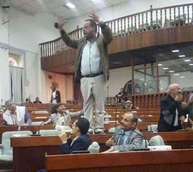 برلماني في صنعاء يسخر من الراعي : اتحداه يذكر لي دولة واحدة هنأته بالعيد