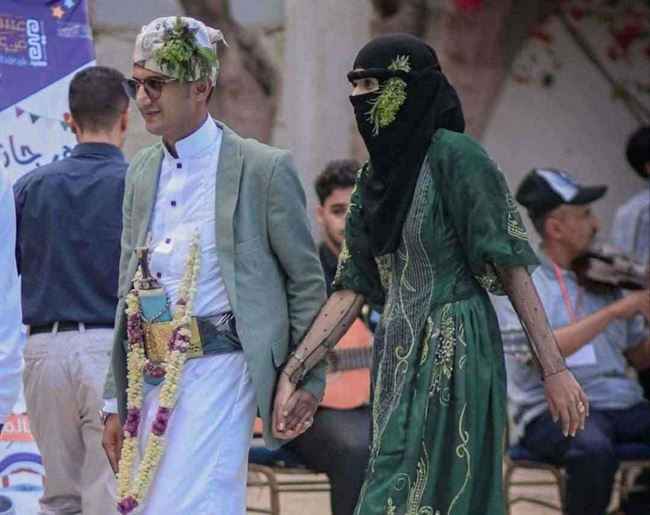 زفاف شابين بطريقة جديدة في تعز .. وناشطة سياسية : هذا العرس يحبه الله ورسوله