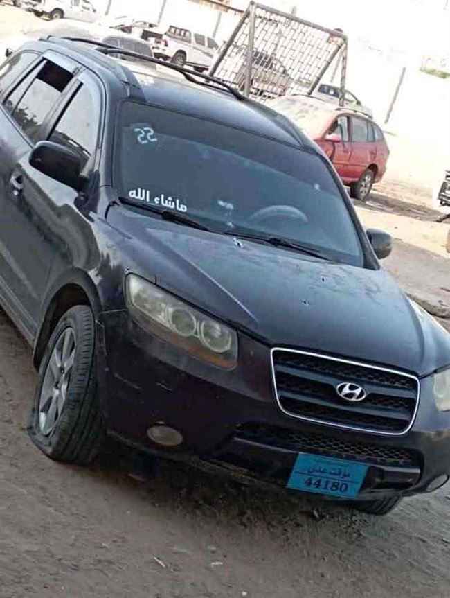 شاهد.. مسلحان يشربان الخمر ويثيران الهلع بعد إطلاقهما الرصاص في عدن (تفاصيل القبض عليهما)
