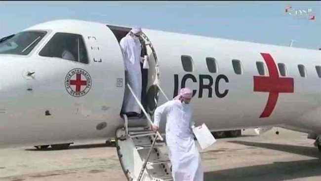وصول الطائرة الثانية للأسرى الحوثيين إلى مطار عدن الدولي
