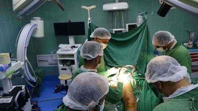 فريق يمني في صنعاء من أبرز الكوادر الطبية يجري عملية جراحية نادرة