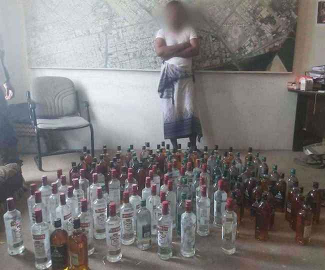 الأجهزة الأمنية تستدرج رئيس العصابة وبحوزته كمية كبيرة من قوارير الخمر في عدن.. بالصور