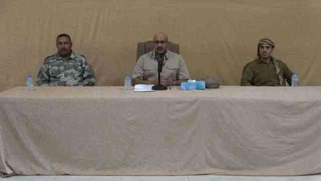 شاهد.. طارق صالح يؤكد لشخصيات هامة ومشايخ بارزين : خياراتنا مفتوحة لاستعادة اليمن من الحوثيين