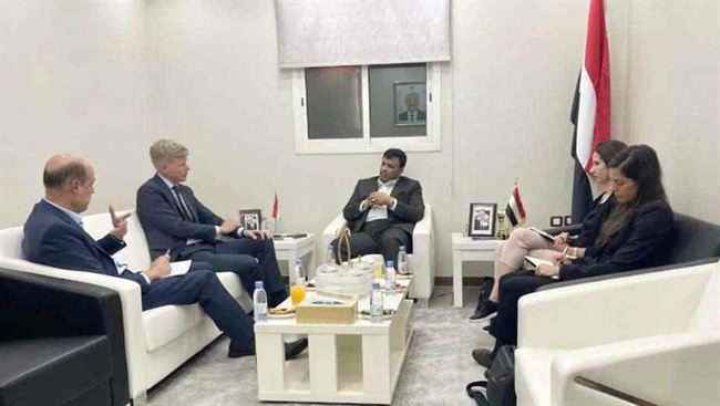 لقاء جديد بين العليمي والمبعوث الأممي لليمن حول الجهة المعرقلة لمطار صنعاء وتعز