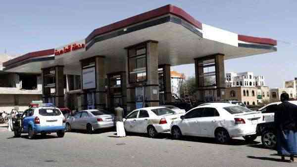 قيادات حوثية بارزة تتسبب في أزمة مشتقات خانقة في صنعاء