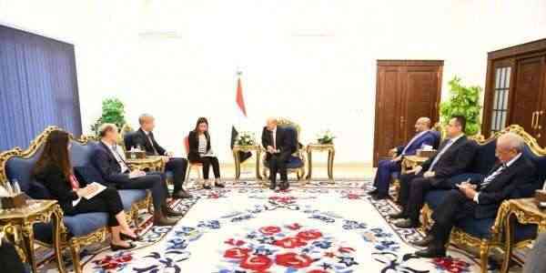 الرئيس يذكر المبعوث الأممي بضرورة دفع الحوثيين مرتبات الموظفين من إيرادات النفط