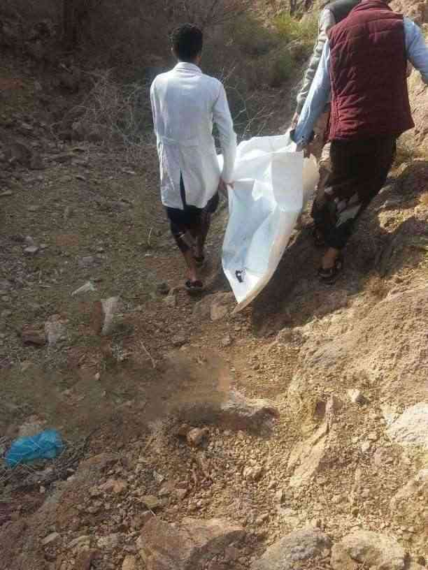 شاهد.. وساطة محلية تخرج جثة ضابط بعد مصرعه بانفجار لغم بتعز