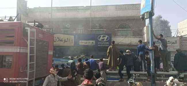 شاهد.. حريق يلتهم محلات تجارية للسيارت وسط صنعاء وهكذا تفاعل المواطنون