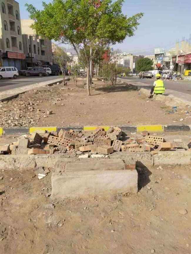 مسلحو الإخوان يهدمون مشروع سفلتة طريق التربة - تعز بالقرب من شرطة النجدة.. صحفي يتهم الوكلاء (صور)