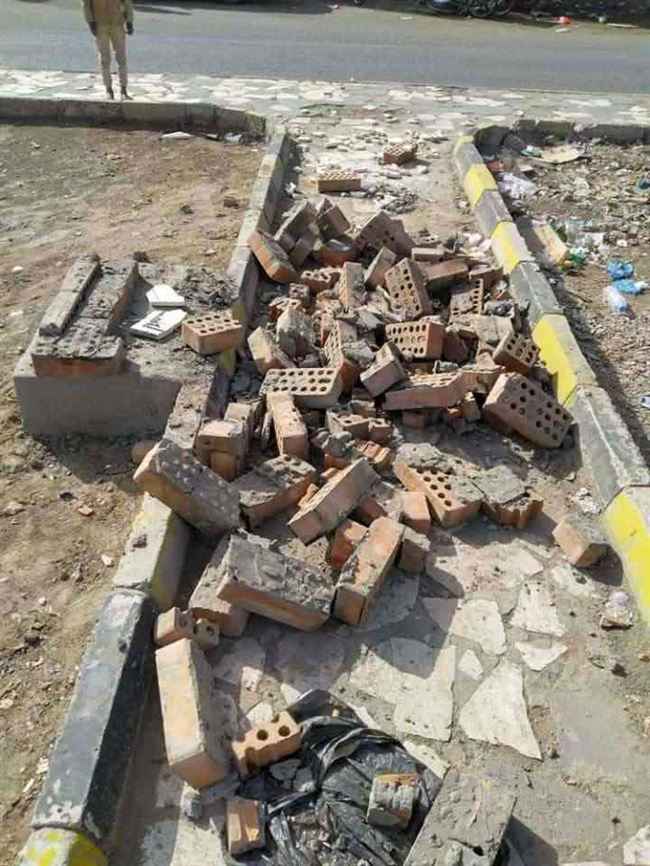 محافظ تعز يكشف هوية المتورط في تكسير أساس مشروع طريق التربة تعز ويوجه بضبطه فوراً.. شاهد