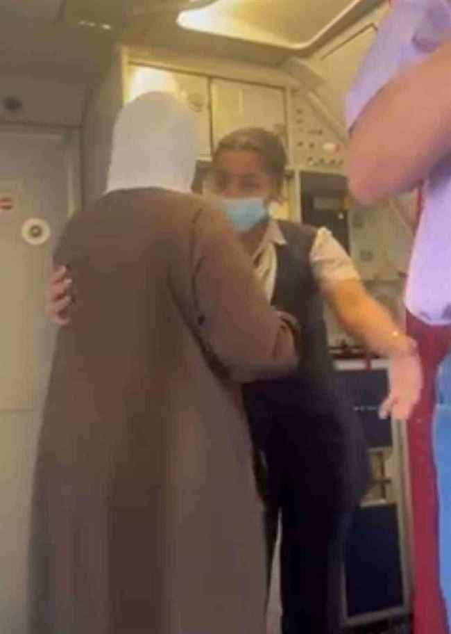 بالفيديو.. إنفجار إطارات طائرة اليمنية في مطار القاهرة الدولي والركاب محتجزين منذ الصباح وحتى الآن