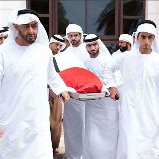شاهد بالصور.. شيوخ الامارات يتقدمهم محمد بن زايد يشيعون جثمان الشيخ خليفة