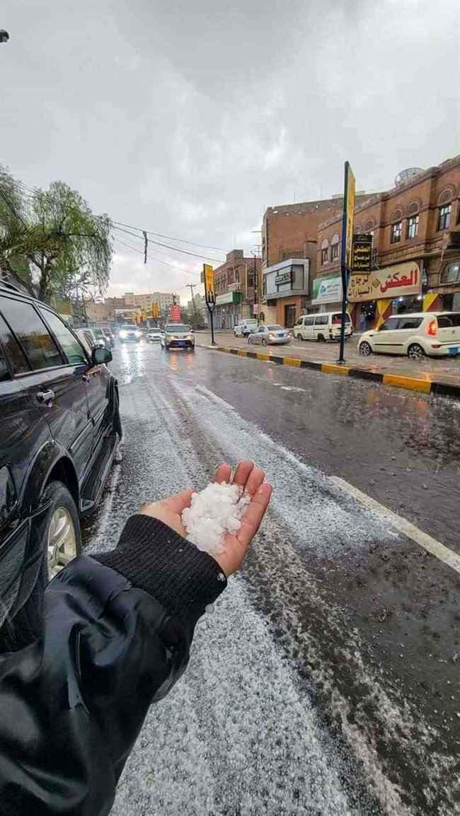 قيادي حوثي مشهور في صنعاء يقذف جماعته بلفظ سوقي ويكشف عنهم هذا الأمر بسخرية كبيرة