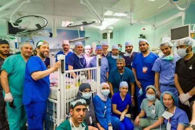 نجاح فصل التوأم اليمني في عملية استغرقت 15 ساعة.. ماذا شملت توجيهات الملك سلمان بشأن الأبوين؟