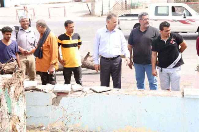 مسؤول حكومي يتفقد اضرار منازل المواطنين من التفجير الإرهابي في المعلا