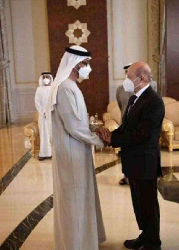 بالصورة .. بدون البحسني والعرادة ومجلي .. المجلس الرئاسي باليمن يغادر عدن بصورة مفاجئة صوب هذه الدولة الخليجية