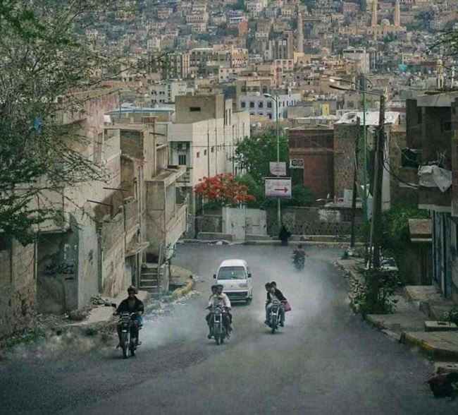 مسؤولين في مناصب حساسة أميين دون شهائد ابتدائية.. الكشف عن قرارات مرتقبة ستعصف بسلطات تعز