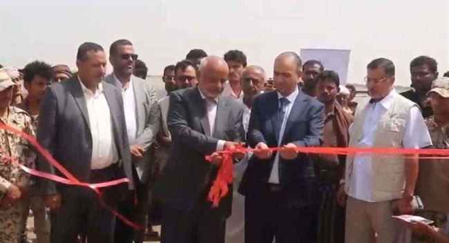 مغتربون يمنيون يمولون بناء مدينة سكنية افتتحها المحافظ بالخوخة