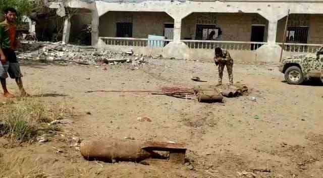 شاهد بالصور.. اكتشاف رؤوس صاروخية تحت أرضية مدرسة بالحديدة