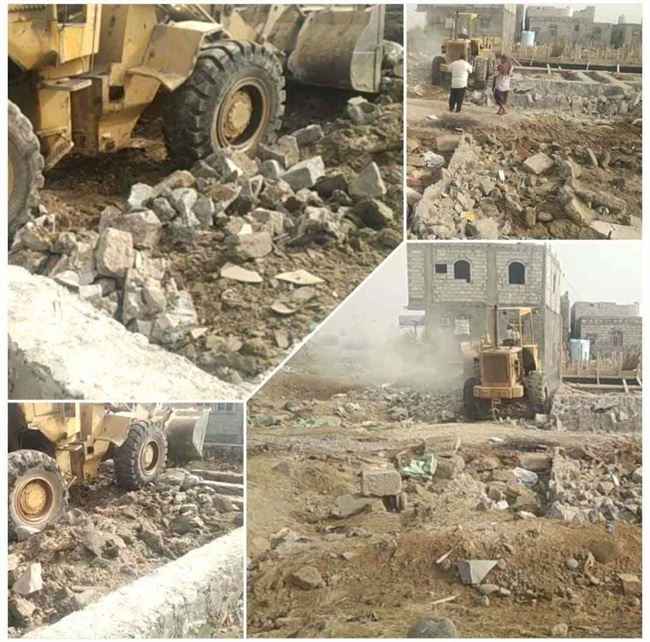 قوة أمنية كبيرة تعلن الحرب على العشوائيات .. وتبدأ بالهدم في هذه المنطقة بعدن