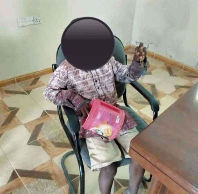 القبض على أصغر لص سيارات في العالم داخل اليمن.. شاهد صورته عقب ضبطه يحمل هذه الجنسية