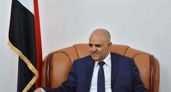 الإطاحة بمسؤول حكومي في تعز وإحالته للتحقيق