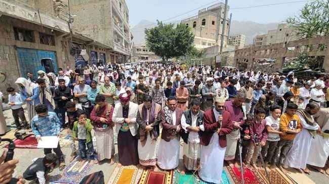أبناء تعز يخرجون للصلاة في الشارع .. للدعاء بشأن فك حصارهم