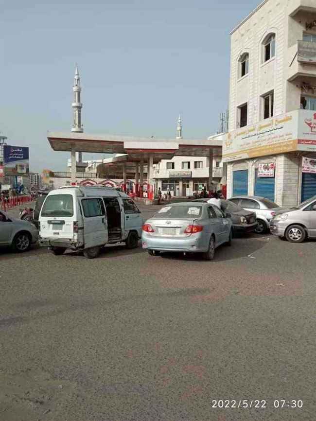 أزمة خانقة في المحروقات تضرب عدن .. وأنباء عن ارتفاع الأسعار