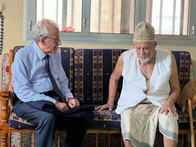 يحيى الشعيبي يزور شخصية عدنية بارزة في منزله .. ويقدم له دعم من الرئيس العليمي