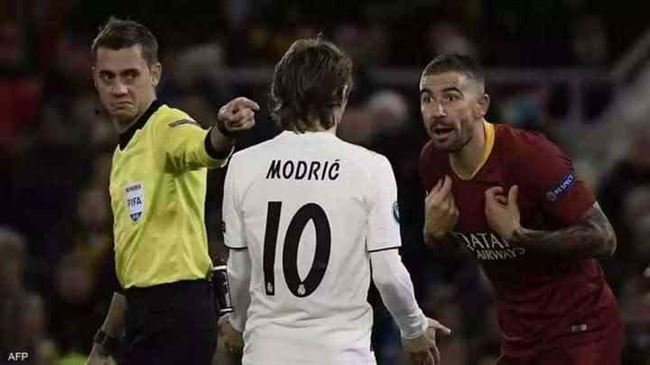 محبوب لدى ريال مدريد وليفربول.. يويفا يختار حكم نهائي باريس