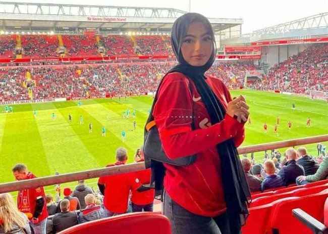 صور شابة يمنية تتصدر مواقع التواصل بعد ظهورها بجانب مدرب ليفربول ولاعب آخر.. شاهد