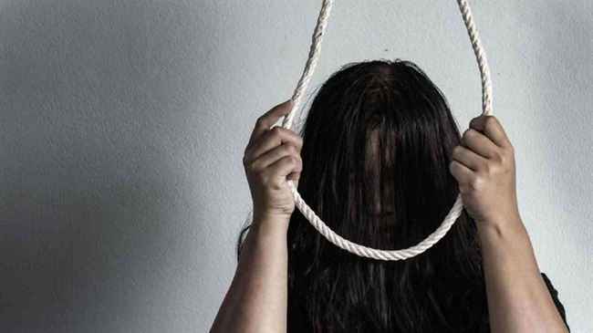 واقعة تفزع صنعاء بعد إنتحار طفلة.. نفذت تهديدها لأسرتها واستغلت انشغالهم باستعدادات السفر