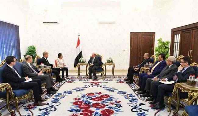 أبرز ما طالب به الرئيس العليمي من المبعوث الأممي بشأن طرقات تعز ومرتبات الموظفين دون المساومة بالدستور