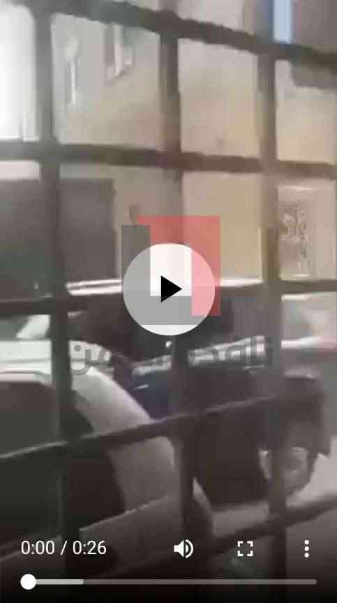 مشرف حوثي يعتدي بالحجارة على شابة فلسطينية وسط صنعاء وفيديو يوثق فضيحته وصورته.. شاهد