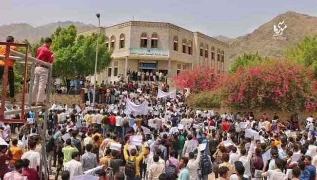 طلاب جامعة تعز ينتفضون في وجه زيادرة الرسوم .. صور