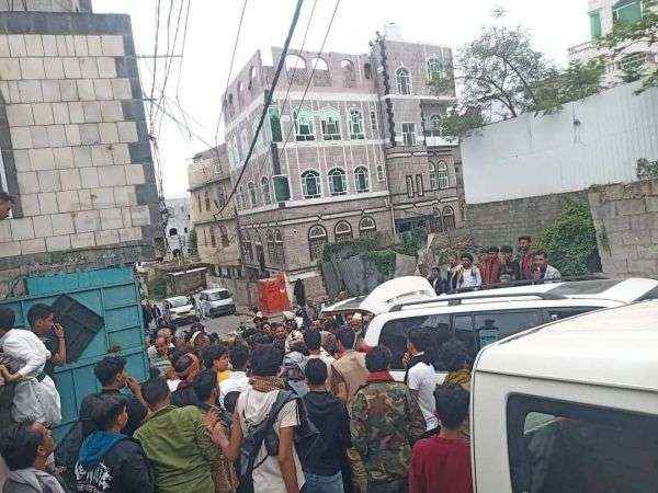 قيادي حوثي كبير متورط بعد نشر تفاصيل جديدة عن قتل شاب لوالده ضرباً بالمطرقة
