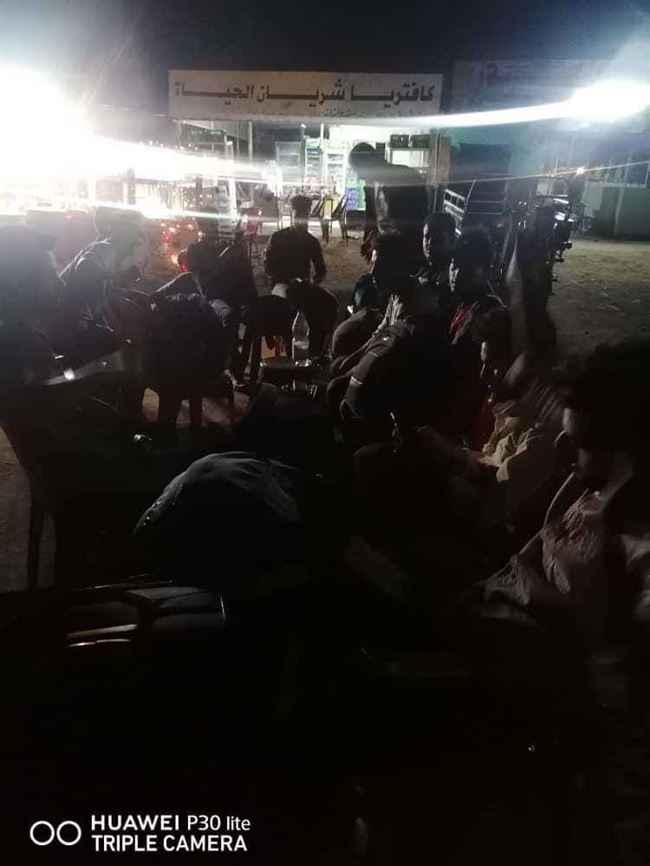 يمنيين في السودان: السفارة أخذت جوازات سفر المئات قبل هروبهم والتخلي عنا هنا في اسوأ وضع بالعالم