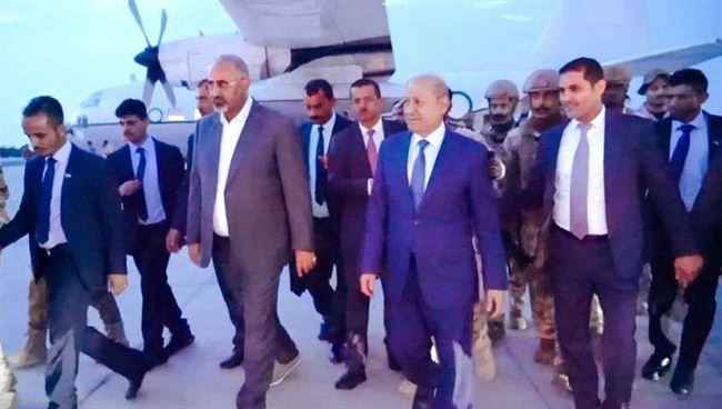 رئيس مجلس القيادة الرئاسي يعود إلى عدن والزبيدي في استقباله