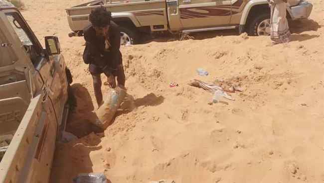 شاهد.. 5 حوثيون ينزعون الغام زرعوها قبل وقوعهم أسرى بيد قوات حرس الحدود