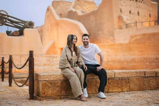 ميسي يتجول وسط حي الطريف التاريخي بالسعودية.. صور