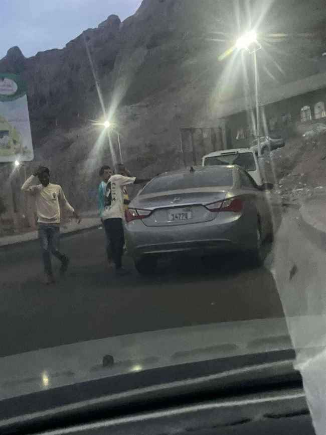تم القبض.. عصابة تتقطع لناشط وزوجته منتصف الليل والأمن يضبطهم بوقت قصير في المعلا (شاهد)