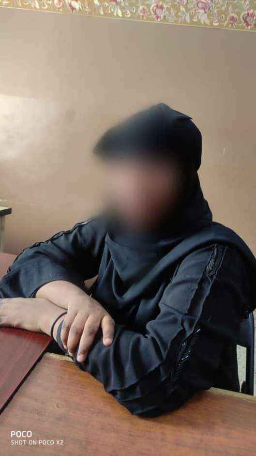 القبض على امرأة أثناء سرقتها منزل في عدن.. محترفة بالتسلل إلى الغرف وبحوزتها هواتف حديثة