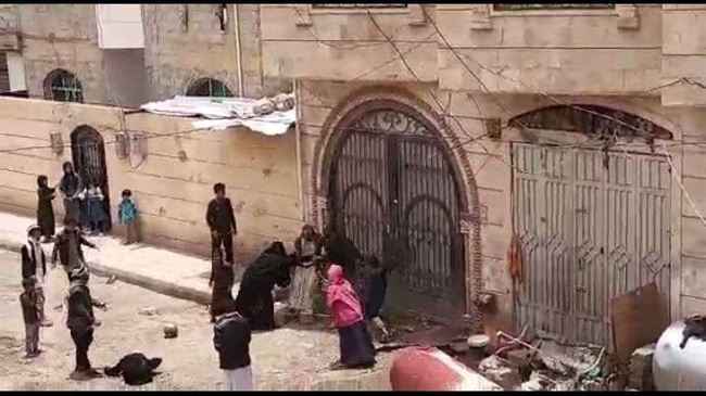 شاهد لحظة عراك أسرتين فقيرتين في صنعاء تطور إلى طعن شابة من امرأة كبيرة حتى الموت