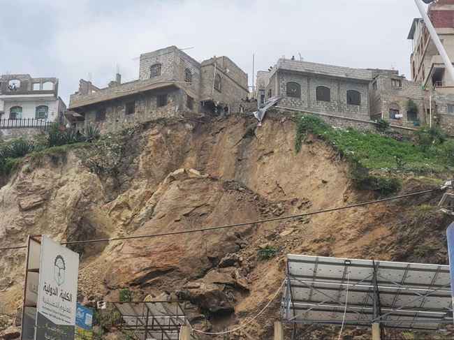فيديو مرعب لانهيار جبل وسط مدينة تعز ومصير غامض ينتظر منازل وداي القاضي.. مركز جوي يحذر