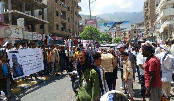الإخوان يطلقون سراح متورطين باغتيال قاضي في تعز والمئات يحتجون أمام البحث الجنائي