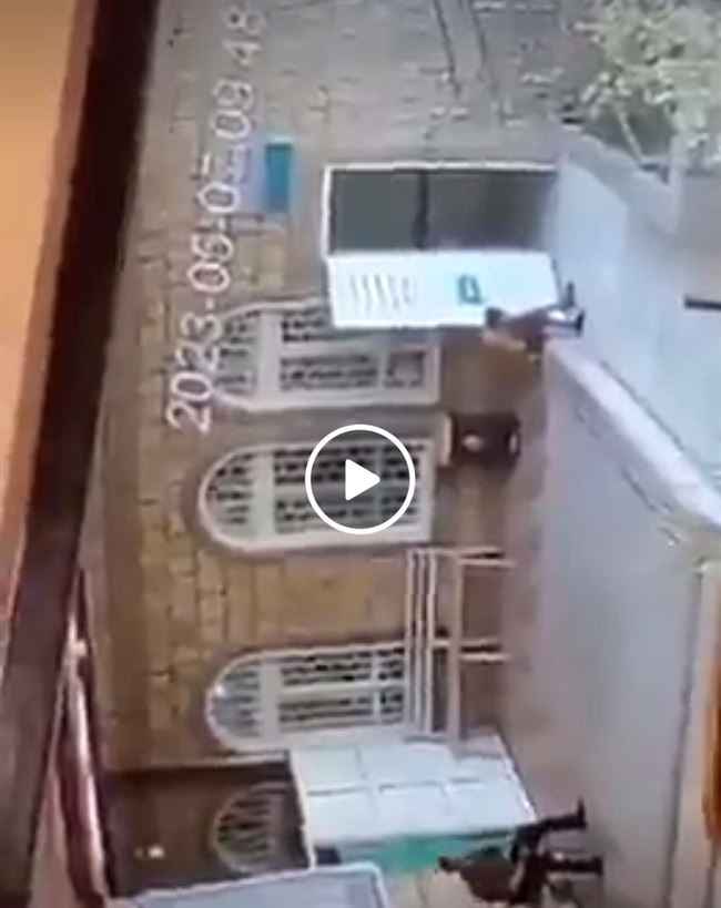 بالفيديو.. قيادي حوثي كبير يعتدي بالضرب المبرح على مدير مستشفى بعد اقتحام المبنى شمال صنعاء