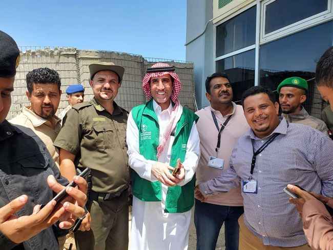 ظهور مفاجئ لممثل سعودي في العاصمة.. مشهور كبير بالمملكة