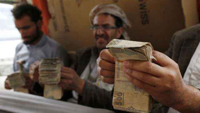 أزمة أوراق نقدية في اليمن.. وشركة الصرافة في عدن ترفض هذه الفئة
